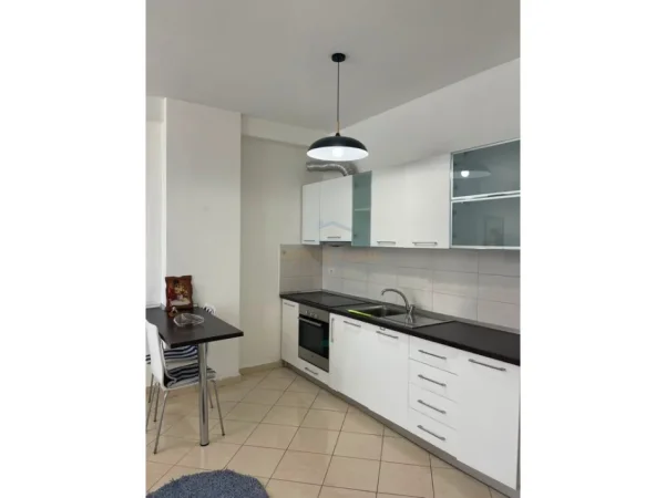 Tirane, jepet me qera apartament 1+1+Post Parkimi,  Kati 4, 75 m² (Rruga Karl Gega, Stacioni i Trenit)  Kontaktoni per Cmimin