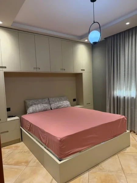 Tirane, jepet me qera apartament 1+1 Kati 3, 70 m² 550 € (Rruga Rrapo Hekali)