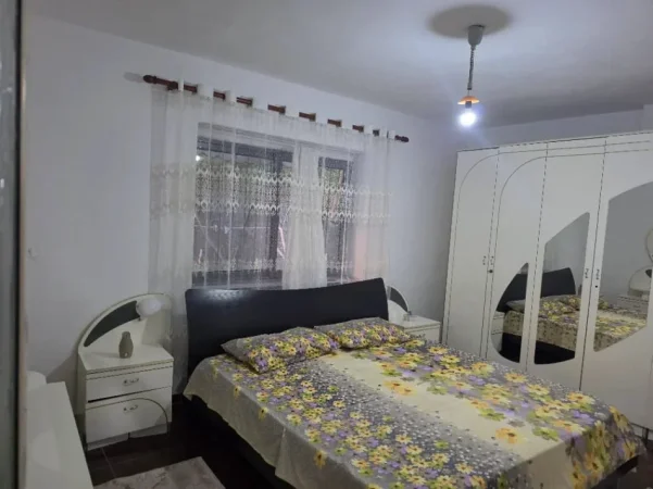 Tirane, jepet me qera Apartament 2+1 Kati 1, 75 m², Mobiluar, Çmimi 50.000 Lekë të Reja, (Pranë Rrugës Dibrës, Tiranë)