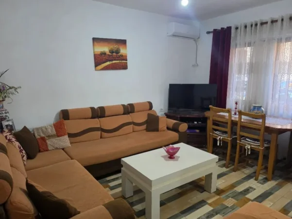 Tirane, jepet me qera Apartament 2+1 Kati 1, 75 m², Mobiluar, Çmimi 50.000 Lekë të Reja, (Pranë Rrugës Dibrës, Tiranë)