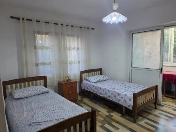 Tirane, jepet me qera Apartament 2+1 Kati 1, 75 m², Mobiluar, Çmimi 50.000 Lekë të Reja, (Pranë Rrugës Dibrës, Tiranë)