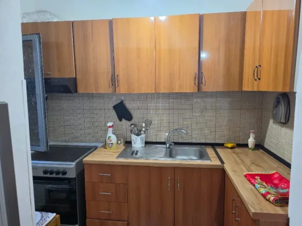 Tirane, jepet me qera Apartament 2+1 Kati 1, 75 m², Mobiluar, Çmimi 50.000 Lekë të Reja, (Pranë Rrugës Dibrës, Tiranë)