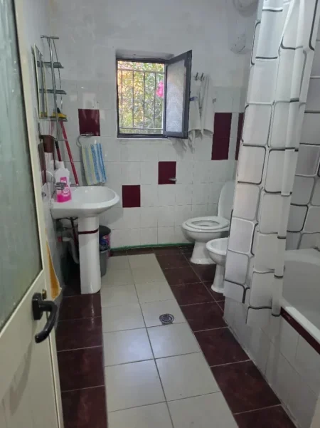 Tirane, jepet me qera Apartament 2+1 Kati 1, 75 m², Mobiluar, Çmimi 50.000 Lekë të Reja, (Pranë Rrugës Dibrës, Tiranë)