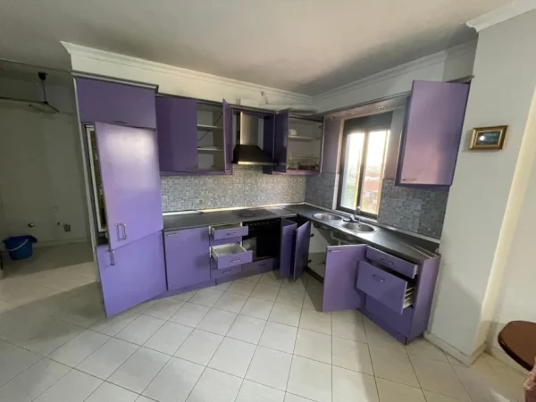 Tirane, jepet me qera apartament 2+1 Kati 5, 100 m² 300 € (Laprake)