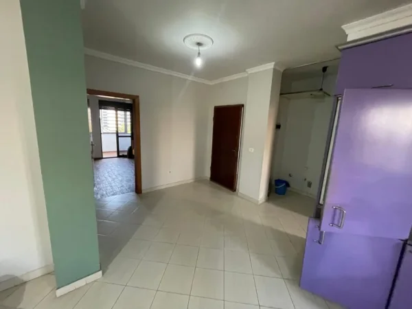 Tirane, jepet me qera apartament 2+1 Kati 5, 100 m² 300 € (Laprake)