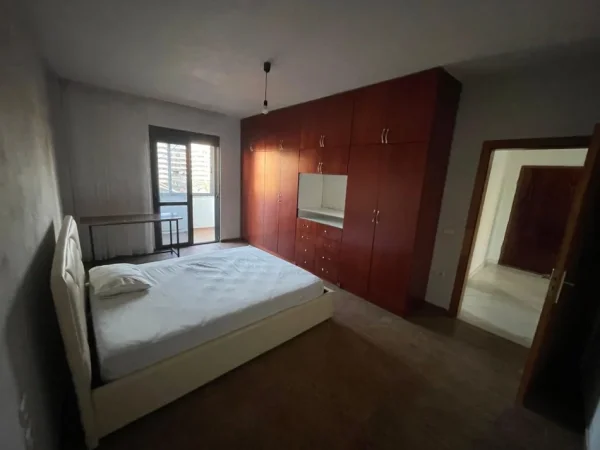 Tirane, jepet me qera apartament 2+1 Kati 5, 100 m² 300 € (Laprake)