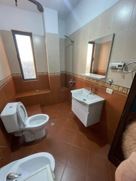 Tirane, jepet me qera apartament 2+1 Kati 5, 100 m² 300 € (Laprake)