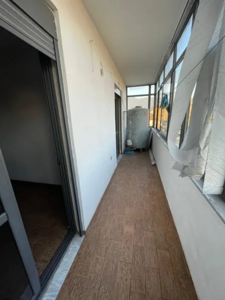 Tirane, jepet me qera apartament 2+1 Kati 5, 100 m² 300 € (Laprake)