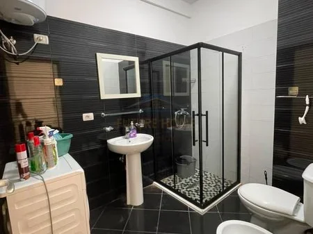 Tirane, jepet me qera apartament 1+1+Ballkon Kati 4, 75 m² 650 € (Rruga Karl Gega)