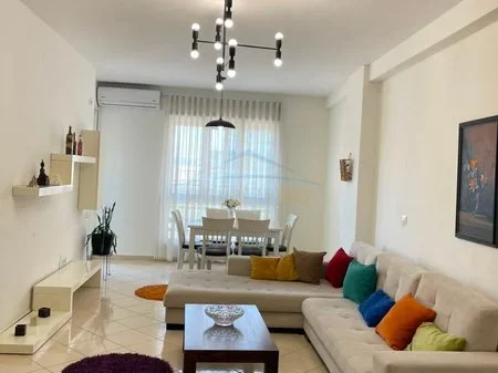 Tirane, jepet me qera apartament 1+1+Ballkon Kati 4, 75 m² 650 € (Rruga Karl Gega)