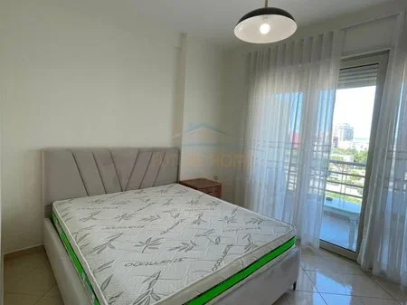 Tirane, jepet me qera apartament 1+1+Ballkon Kati 4, 75 m² 650 € (Rruga Karl Gega)