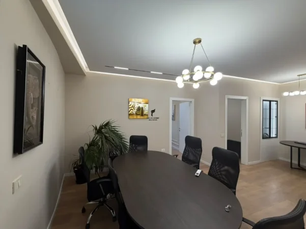 Tirane, jepet me qera zyre Kati 5, 105 m² 2.000 € (MINE PEZA)