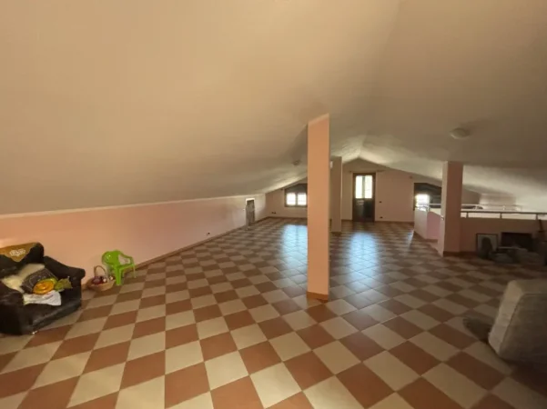 Tirane, shitet Vile Vile 3 Katshe Kati 3, 1.200 m² 250.000 € (Marikaj, Vore)