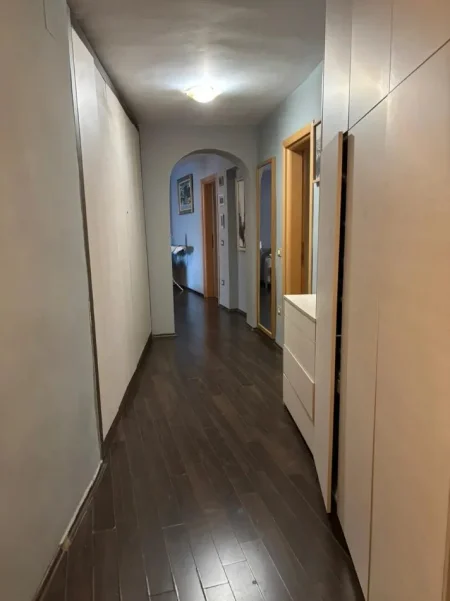Tirane, jepet me qera apartament 3+1 Kati 6, 125 m² 900 € (Sheshi Skendebej)