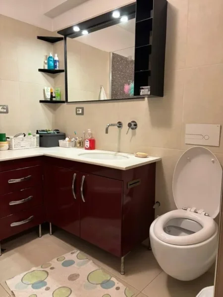 Tirane, jepet me qera apartament 3+1 Kati 6, 125 m² 900 € (Sheshi Skendebej)