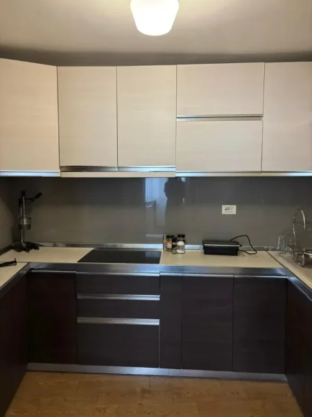 Tirane, jepet me qera apartament 3+1 Kati 6, 125 m² 900 € (Sheshi Skendebej)