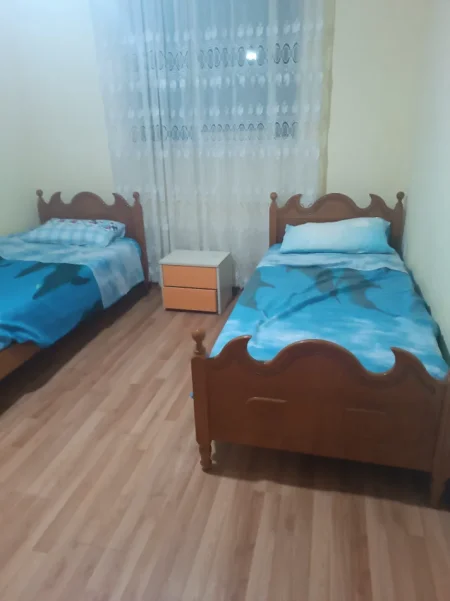 Tirane, jepet me qera apartament 2+1 Kati 1, 140 m² 500 € (TREGU ELEKTRIK)