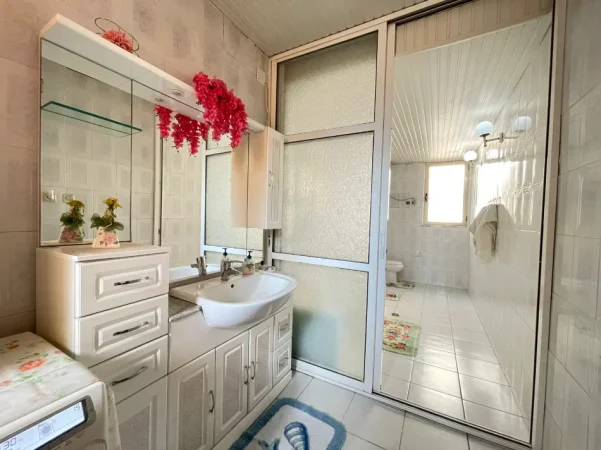 Tirane, jepet me qera apartament 2+1 Kati 1, 140 m² 500 € (TREGU ELEKTRIK)