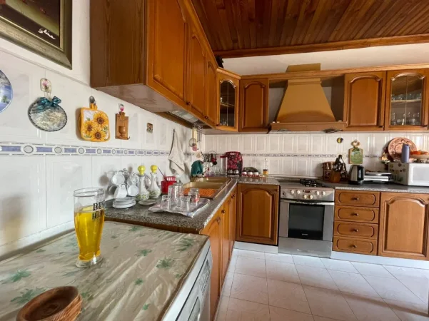 Tirane, jepet me qera apartament 2+1 Kati 1, 140 m² 500 € (TREGU ELEKTRIK)