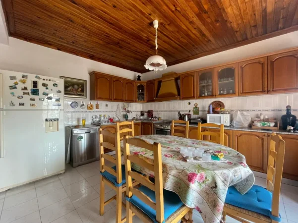 Tirane, jepet me qera apartament 2+1 Kati 1, 140 m² 500 € (TREGU ELEKTRIK)