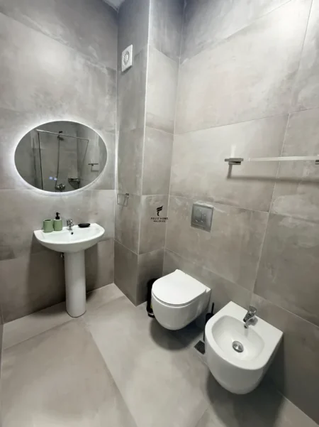 Tirane, jepet me qera apartament 1+1 Kati 5, 70 m² 550 € (5 MAJI)