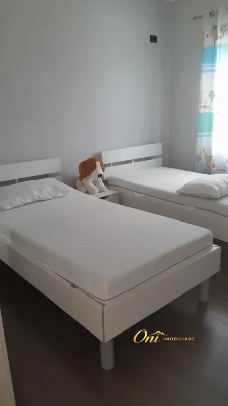 Tirane, jepet me qera apartament 2+1 Kati 4, 100 m² 600 € (XHAMLLIKU)