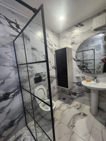 Tirane, jepet me qera apartament 2+1+Ballkon Kati 4, 110 m² 800 €