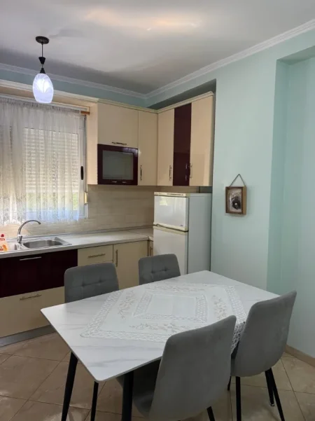 Tirane, jepet me qera apartament 2+1 Kati 3, 70 m² 500 € (Materniteti i Ri tek Brryli)