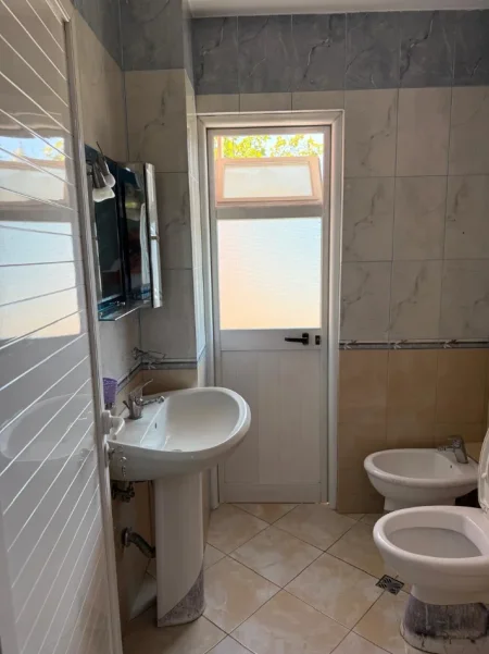 Tirane, jepet me qera apartament 2+1 Kati 3, 70 m² 500 € (Materniteti i Ri tek Brryli)