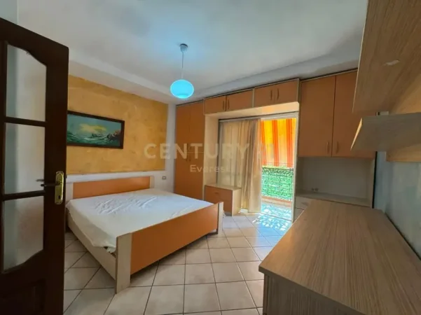 Tirane, jepet me qera apartament 1+1 Kati 2, 65 m² 380 € (Xhamllik)