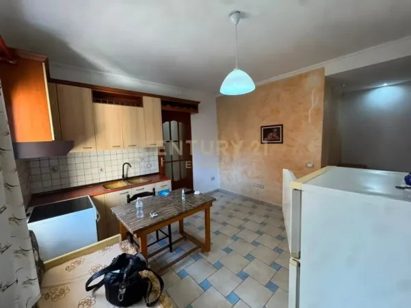 Tirane, jepet me qera apartament 1+1 Kati 2, 65 m² 380 € (Xhamllik)