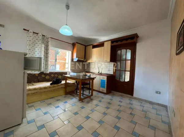 Tirane, jepet me qera apartament 1+1 Kati 2, 65 m² 380 € (Xhamllik)
