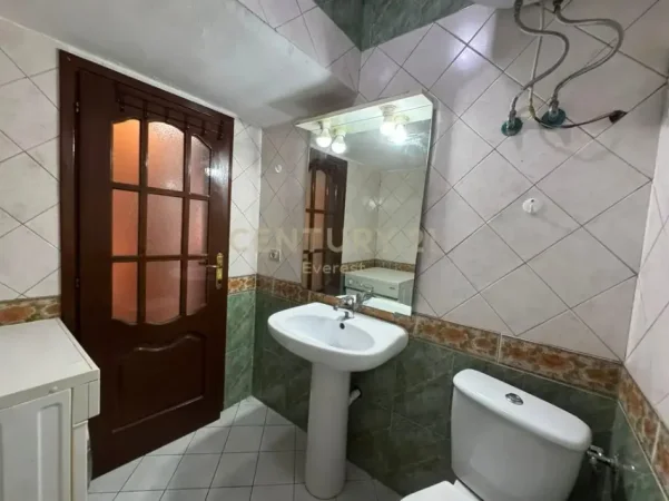 Tirane, jepet me qera apartament 1+1 Kati 2, 65 m² 380 € (Xhamllik)