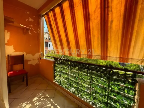 Tirane, jepet me qera apartament 1+1 Kati 2, 65 m² 380 € (Xhamllik)