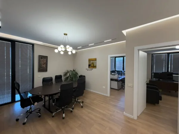 Tirane, jepet me qera zyre Kati 5, 105 m² 2.000 € (MINE PEZA)
