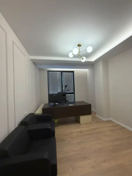Tirane, jepet me qera zyre Kati 5, 105 m² 2.000 € (MINE PEZA)