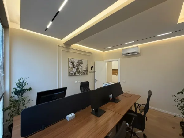 Tirane, jepet me qera zyre Kati 5, 105 m² 2.000 € (MINE PEZA)