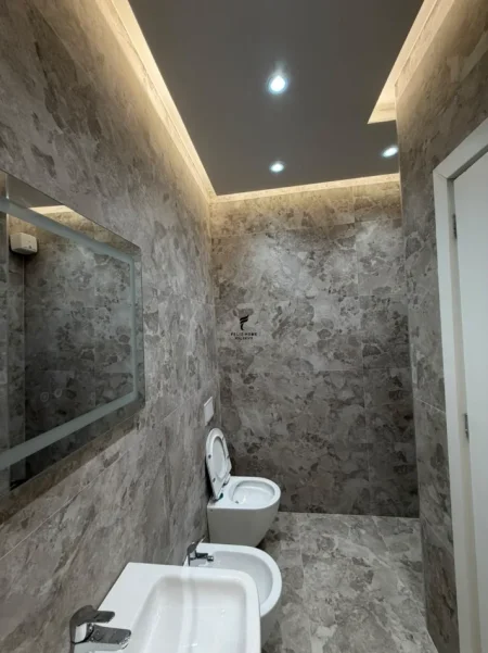 Tirane, jepet me qera zyre Kati 5, 105 m² 2.000 € (MINE PEZA)