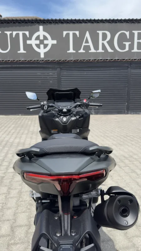 Tirane, YAMAHA 560 TMAX, Viti 2026, 1.500 km 17.000 €