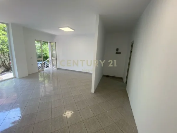 Tirane, jepet me qera ambjent biznesi Kati 0, 57 m² 500 € (liqeni i thate)
