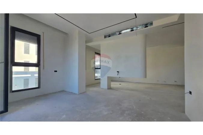 Vlore - Lungomare, shitet apartament 2+1+Ballkon Kati 10, 137 m² 300.000 € (Rruga Reshat Osmani, Vlore)