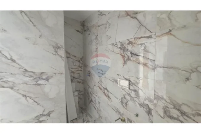 Vlore - Lungomare, shitet apartament 2+1+Ballkon Kati 10, 137 m² 300.000 € (Rruga Reshat Osmani, Vlore)