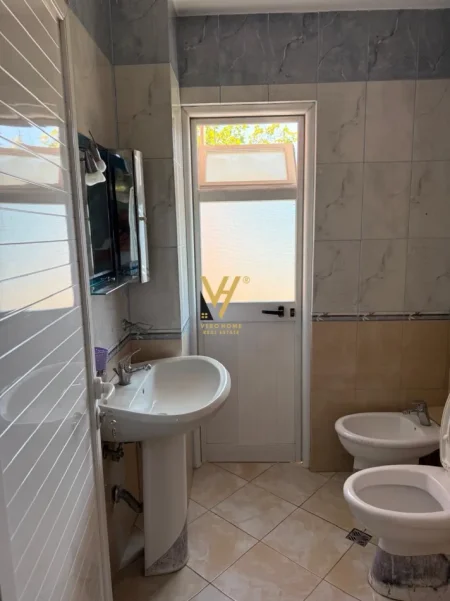 Tirane, jepet me qera apartament 2+1+Ballkon Kati 3, 67 m² 520 € (MATERNITETI I RI)