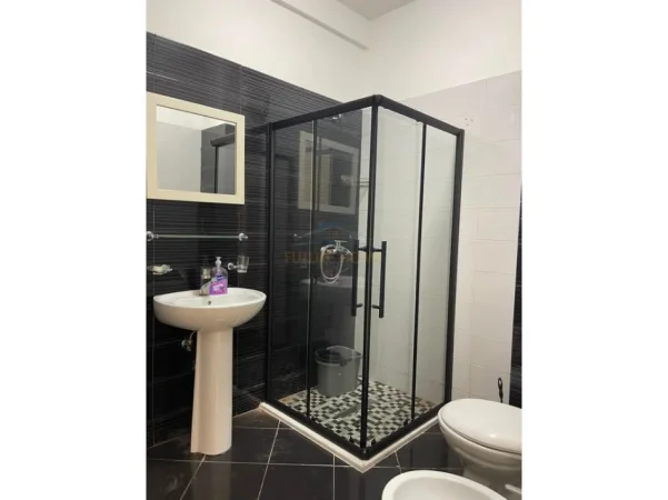 Tirane, jepet me qera apartament 1+1 Kati 4, 75 m² 600 € (STACIONI I TRENIT)