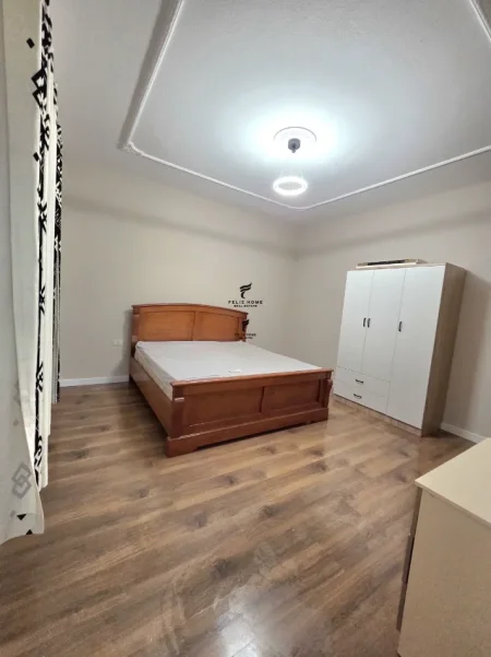 Tirane, jepet me qera apartament 3+1 Kati 2, 169 m² 800 € (FUSHA E AVIACIONIT)