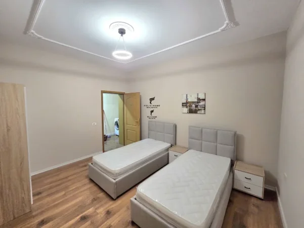 Tirane, jepet me qera apartament 3+1 Kati 2, 169 m² 800 € (FUSHA E AVIACIONIT)