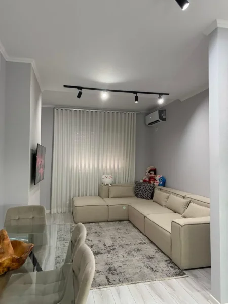 Tirane, jepet me qera apartament 1+1 Kati 3, 70 m² 600 € (LIQENI I THATE)
