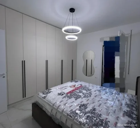 Tirane, jepet me qera apartament 1+1+Ballkon Kati 4, 77 m² 600 € (Don Bosko)