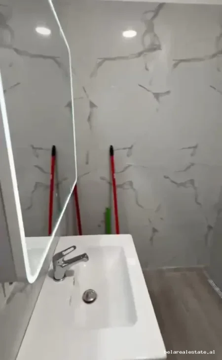 Tirane, jepet me qera apartament 1+1+Ballkon Kati 4, 77 m² 600 € (Don Bosko)