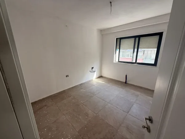 Tirane, jepet me qera apartament 3+1 Kati 1, 145 m² 900 € (RRUGA E DURRESIT)
